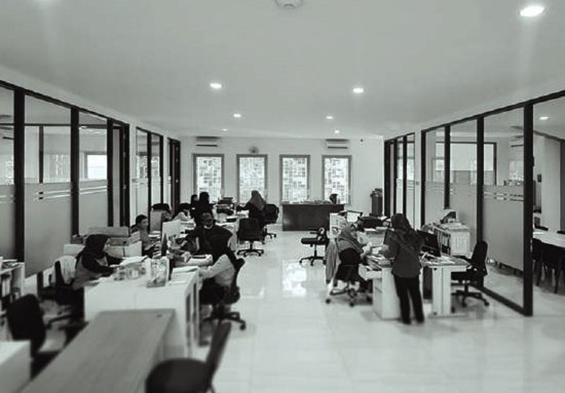 Ruang kantor terbuka.