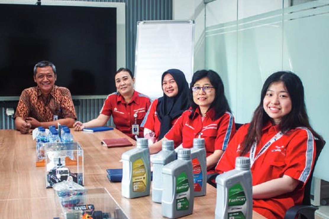 Staf penjualan dan administrasi dengan produk Pertamina.